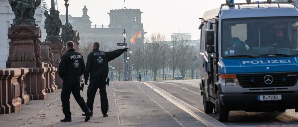 Polizisten sperren die Zufahrt zum Bundeskanzleramt.