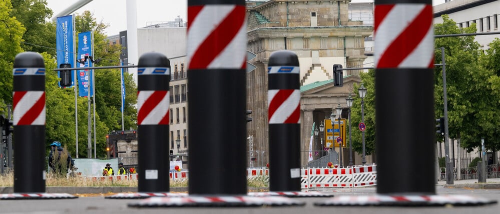 Mobile Poller mit rot-weißer Markierung sind als Absperrung zur Fanzone am Brandenburger Tor beziehungsweise auf der Straße des 17. Juni in der Ebertstraße aufgestellt.