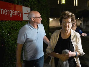 Larissa Kleytman, Witwe des getöeteten Alex Kleytman, vor dem St. Vincents Krankenhaus in Sydney.