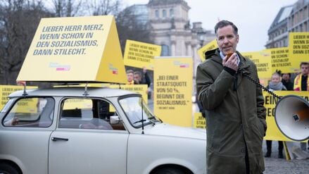 FDP-Parteichef Christian Dürr demonstriert im November vor dem Bundestag gegen die Politik der Bundesregierung.
