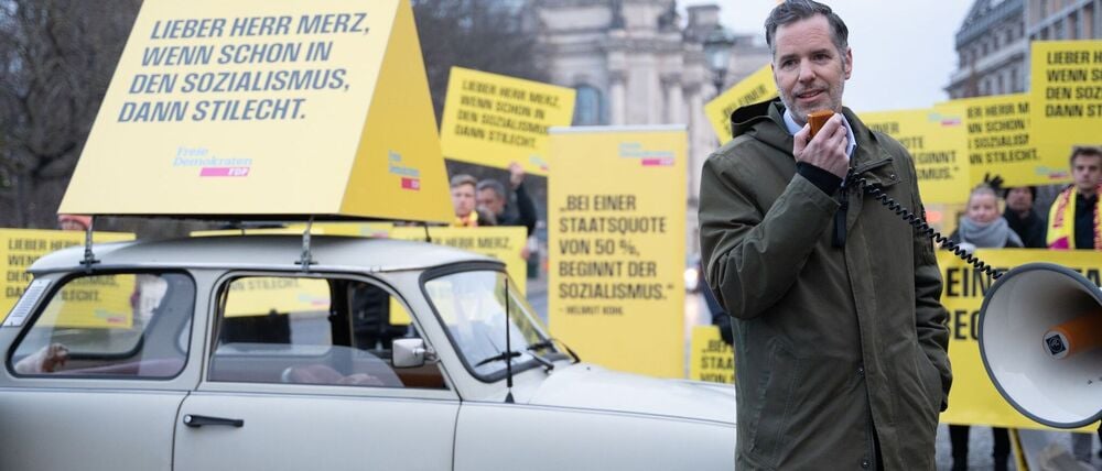 FDP-Parteichef Christian Dürr demonstriert im November vor dem Bundestag gegen die Politik der Bundesregierung.