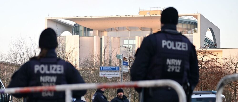 Polizeibeamte stehen vor dem Kanzleramt (Symbolbild).