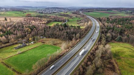 Blick auf die A45 in der Nähe von Olpe, wo im November die abgetrennten Hände gefunden wurden (Symbolbild).