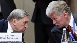 Kremlberater Juri Uschakow und Kremlsprecher Dmitri Peskow während eines Treffens zwischen dem russischen Präsidenten Wladimir Putin und dem kirgisischen Präsidenten Sadyr Japarow in Bischkek am 26. November 2025.