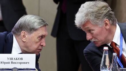 Kremlberater Juri Uschakow und Kremlsprecher Dmitri Peskow während eines Treffens zwischen dem russischen Präsidenten Wladimir Putin und dem kirgisischen Präsidenten Sadyr Japarow in Bischkek am 26. November 2025.