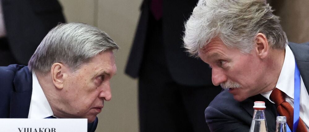 Kremlberater Juri Uschakow und Kremlsprecher Dmitri Peskow während eines Treffens zwischen dem russischen Präsidenten Wladimir Putin und dem kirgisischen Präsidenten Sadyr Japarow in Bischkek am 26. November 2025.