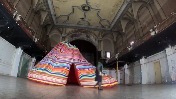 Die Kunstinstallation im alten Tanzsaal.