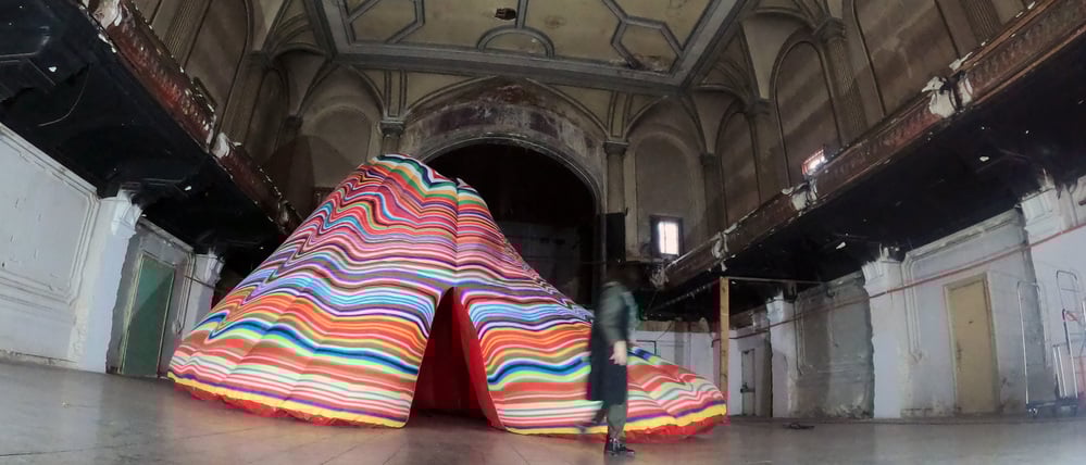 Die Kunstinstallation im alten Tanzsaal.