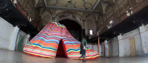 Die Kunstinstallation im alten Tanzsaal.