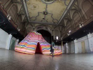 Die Kunstinstallation im alten Tanzsaal.