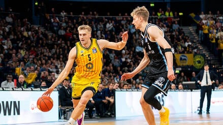 Sam Griesel (links) unterlag am Sonntag mit Alba überraschend den Hamburg Towers.