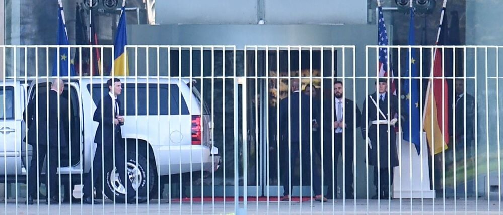 Jared Kushner (2.vl) kommt am Kanzleramt an.