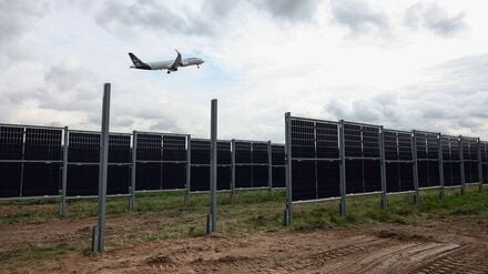 Die Fraport AG nimmt eine Photovoltaik-Anlage an der Startbahn West in Betrieb (Symbolbild).