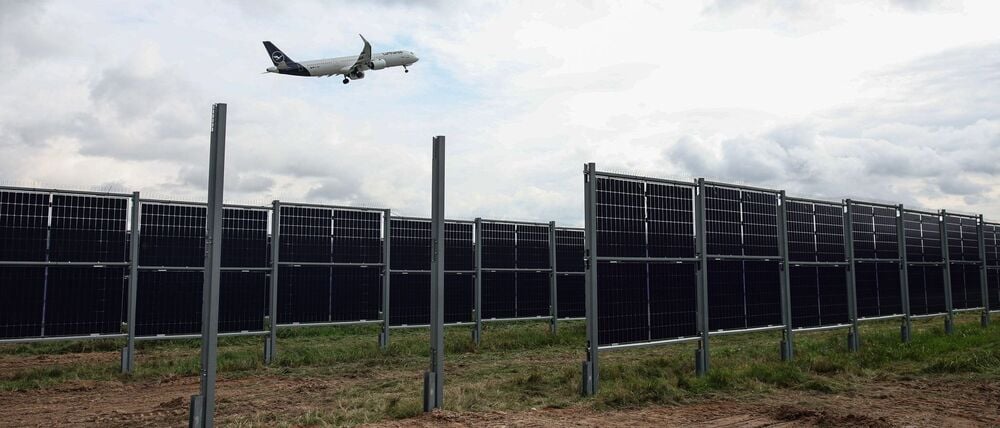 Die Fraport AG nimmt eine Photovoltaik-Anlage an der Startbahn West in Betrieb (Symbolbild).