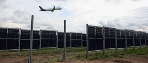 Die Fraport AG nimmt eine Photovoltaik-Anlage an der Startbahn West in Betrieb (Symbolbild).