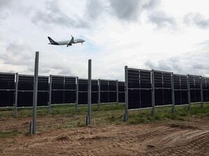 Die Fraport AG nimmt eine Photovoltaik-Anlage an der Startbahn West in Betrieb (Symbolbild).