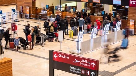 Am Flughafen BER werden über die Weihnachtstage rund 1,1 Millionen Reisende erwartet. (Archvbild)