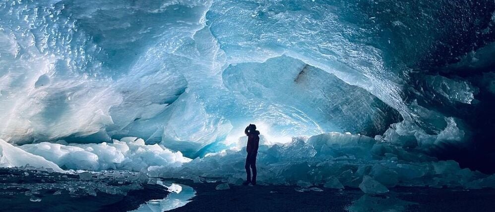 Aufnahmen aus der Gletschergrotte am Vorderende des Morteratschgletschers, aufgenommen im Oktober 2025. Diese Höhlen stehen als deutliches Symbol für das Abnehmen und die Auflösung des Gletschers.