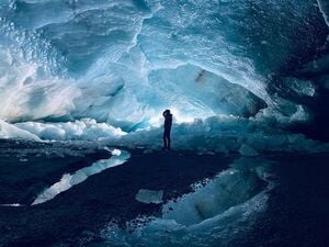 Aufnahmen aus der Gletschergrotte am Vorderende des Morteratschgletschers, aufgenommen im Oktober 2025. Diese Höhlen stehen als deutliches Symbol für das Abnehmen und die Auflösung des Gletschers.