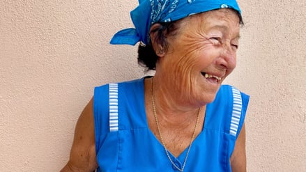 Begegnung mit Menschen: In „Meine griechische Dorfküche“ folgt man Autorin Elissavet Patrikiou in die Gärten und auf die Märkte ihrer Heimat. 