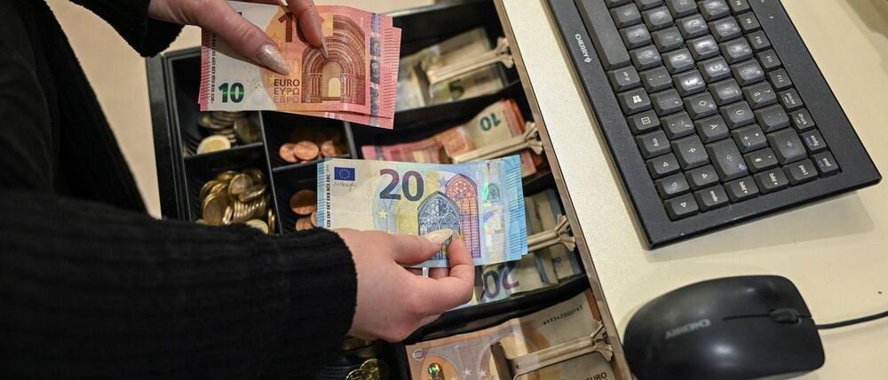 Viele Menschen in Deutschland zahlen am liebsten bar. (Symbolbild)