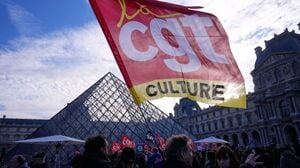 Angestellte zeigen eine Flagge der Gewerkschaft CGT vor dem Louvre, nachdem sie für einen Streik gestimmt haben.