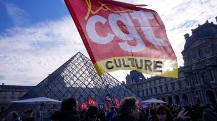 Angestellte zeigen eine Flagge der Gewerkschaft CGT vor dem Louvre, nachdem sie für einen Streik gestimmt haben.