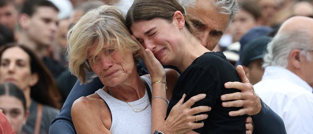 Einander halten, die Verzweiflung zulassen. Zwei Frauen trauern am Bondi Pavilion, wo der Opfer der Attacke gedacht wird.