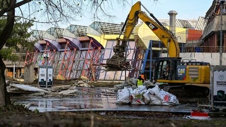 Ende November gab es bereits erste Baggerarbeiten auf dem Gelände rund um das Sport- und Erholungszentrum (SEZ) in Friedrichshain. (Archivbild)