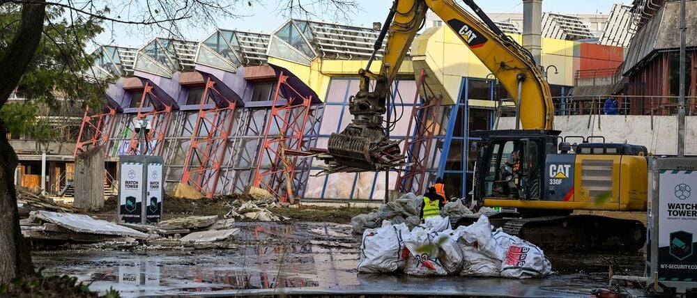 Ende November gab es bereits erste Baggerarbeiten auf dem Gelände rund um das Sport- und Erholungszentrum (SEZ) in Friedrichshain. (Archivbild)
