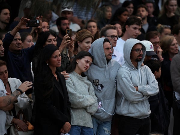 People pay respects at Bondi Pavilion to victims of a shooting during a Jewish holiday celebration, at Bondi Beach, in Sydney, Australia, December 15, 2025. REUTERS/Hollie Adams TPX IMAGES OF THE DAY