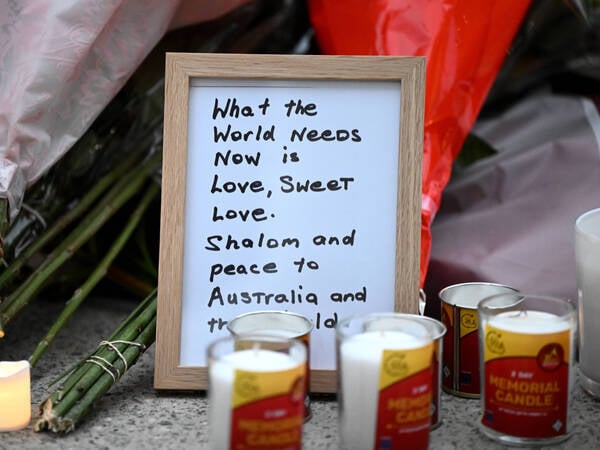 BONDI BEACH SHOOTING, Tributes at a memorial in Bondi Beach in Sydney, Sydney, Monday, December 15, 2025. Australia is in mourning after gunmen opened fire on Bondi Beach, killing 15 people in an attack designed to target the Jewish community. NO ARCHIVING SYDNEY NEW SOUTH WALES AUSTRALIA PUBLICATIONxNOTxINxAUSxNZLxPNGxFIJxVANxSOLxTGA Copyright: xBIANCAxDExMARCHIx 20251215161059500301