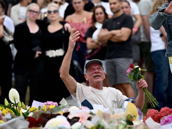 BONDI BEACH SHOOTING, Mourners place flowers at a memorial at Bondi Beach in Sydney, Sydney, Monday, December 15, 2025. Australia is in mourning after gunmen opened fire on Bondi Beach, killing 15 people in an attack designed to target the Jewish community. NO ARCHIVING SYDNEY NEW SOUTH WALES AUSTRALIA PUBLICATIONxNOTxINxAUSxNZLxPNGxFIJxVANxSOLxTGA Copyright: xBIANCAxDExMARCHIx 20251215176080216996