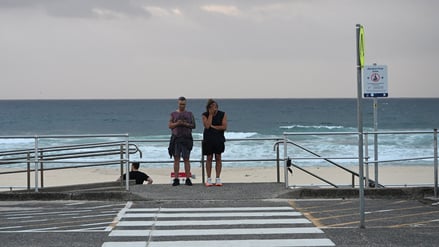 Menschen trauern am Bondi Beach.