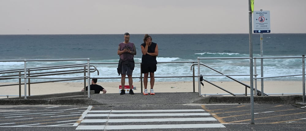 Menschen trauern am Bondi Beach.