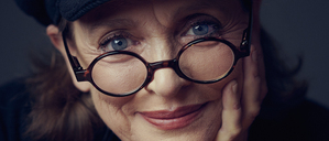 Schauspielerin und Regisseurin Katharina Thalbach wurde 1954 in Ost-Berlin in eine Theaterfamilie geboren.