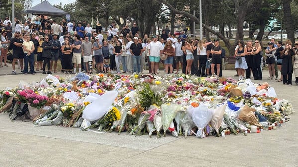 Ein Meer aus Blumen zum Gedenken an die mindestens 15 Todesopfer und die mehr als 40 Verletzte nach dem Anschlag vom Sonntag am Bondi Beach.