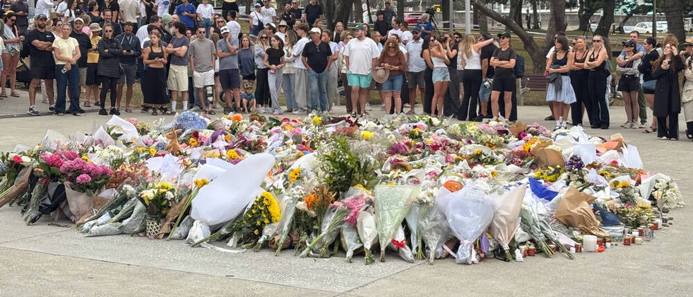 Ein Meer aus Blumen zum Gedenken an die mindestens 15 Todesopfer und die mehr als 40 Verletzte nach dem Anschlag vom Sonntag am Bondi Beach.