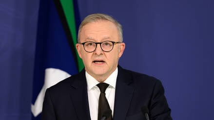 Der australische Premierminister Anthony Albanese spricht während einer Pressekonferenz.