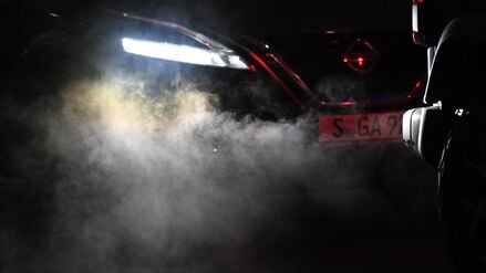 ARCHIV - 19.11.2025, Baden-Württemberg, Stuttgart: Bei Minustemperaturen stößt ein Verbrennerfahrzeug im morgendlichen Berufsverkehr eine Wolke von Abgasen aus. (zu dpa: «Zwei Drittel der Bundesbürger für Abkehr von Verbrenner-Aus») Foto: Bernd Weißbrod/dpa +++ dpa-Bildfunk +++