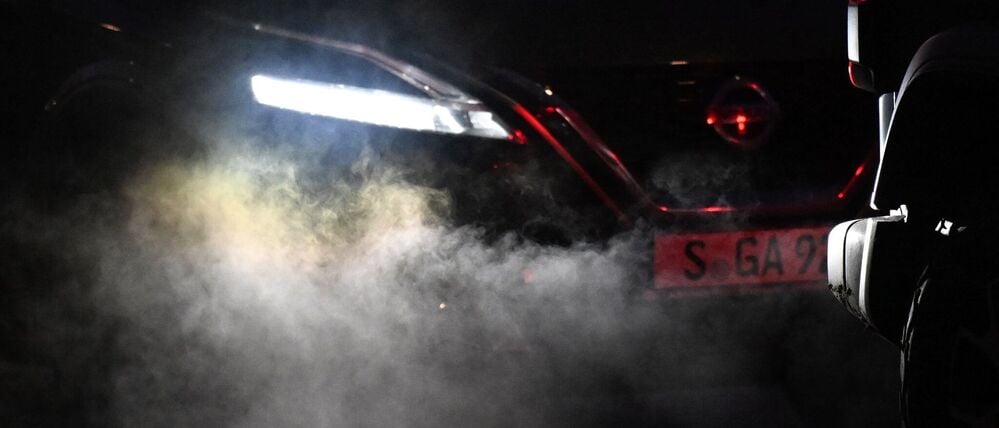 ARCHIV - 19.11.2025, Baden-Württemberg, Stuttgart: Bei Minustemperaturen stößt ein Verbrennerfahrzeug im morgendlichen Berufsverkehr eine Wolke von Abgasen aus. (zu dpa: «Zwei Drittel der Bundesbürger für Abkehr von Verbrenner-Aus») Foto: Bernd Weißbrod/dpa +++ dpa-Bildfunk +++