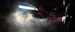 ARCHIV - 19.11.2025, Baden-Württemberg, Stuttgart: Bei Minustemperaturen stößt ein Verbrennerfahrzeug im morgendlichen Berufsverkehr eine Wolke von Abgasen aus. (zu dpa: «Zwei Drittel der Bundesbürger für Abkehr von Verbrenner-Aus») Foto: Bernd Weißbrod/dpa +++ dpa-Bildfunk +++