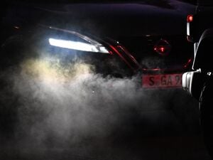 ARCHIV - 19.11.2025, Baden-Württemberg, Stuttgart: Bei Minustemperaturen stößt ein Verbrennerfahrzeug im morgendlichen Berufsverkehr eine Wolke von Abgasen aus. (zu dpa: «Zwei Drittel der Bundesbürger für Abkehr von Verbrenner-Aus») Foto: Bernd Weißbrod/dpa +++ dpa-Bildfunk +++