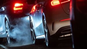 Sollen irgendwann Vergangenheit sein: Autos mit Verbrennungsmotor.