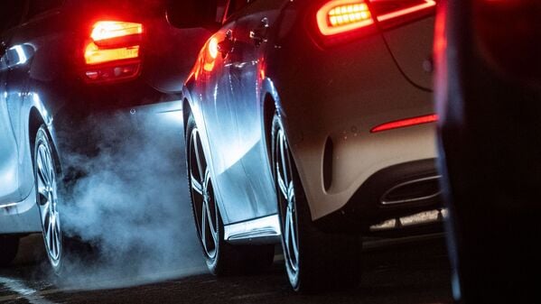 Sollen irgendwann Vergangenheit sein: Autos mit Verbrennungsmotor.