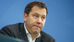 Finanzminister Lars Klingbeil (SPD) hat einen Gesetzesentwurf für die Reform der privaten Altersvorsorge vorgelegt. Am Mittwoch soll er durch das Kabinett.