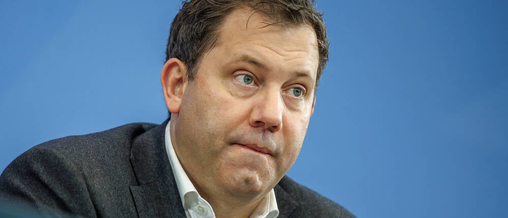 Finanzminister Lars Klingbeil (SPD) hat einen Gesetzesentwurf für die Reform der privaten Altersvorsorge vorgelegt. Am Mittwoch soll er durch das Kabinett.