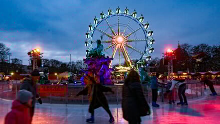 Stimmungsvoll beleuchtet ist der Weihnachtsmarkt "Berliner Weihnachtszeit" mit seiner Eisbahn für Schlittschuhläufer vor dem Roten Rathaus am Alexanderplatz. +++ dpa-Bildfunk +++