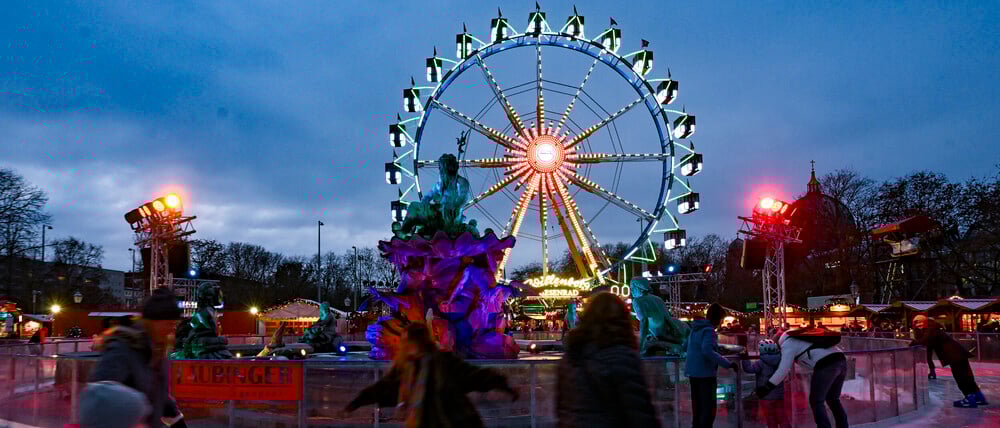 Stimmungsvoll beleuchtet ist der Weihnachtsmarkt "Berliner Weihnachtszeit" mit seiner Eisbahn für Schlittschuhläufer vor dem Roten Rathaus am Alexanderplatz. +++ dpa-Bildfunk +++