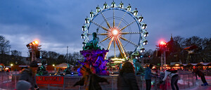 Stimmungsvoll beleuchtet ist der Weihnachtsmarkt „Berliner Weihnachtszeit“ mit seiner Eisbahn für Schlittschuhläufer vor dem Roten Rathaus am Alexanderplatz.